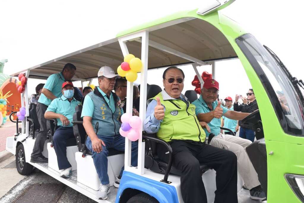 澎湖縣長陳光復搭乘接駁車。(澎湖縣政府提供)
