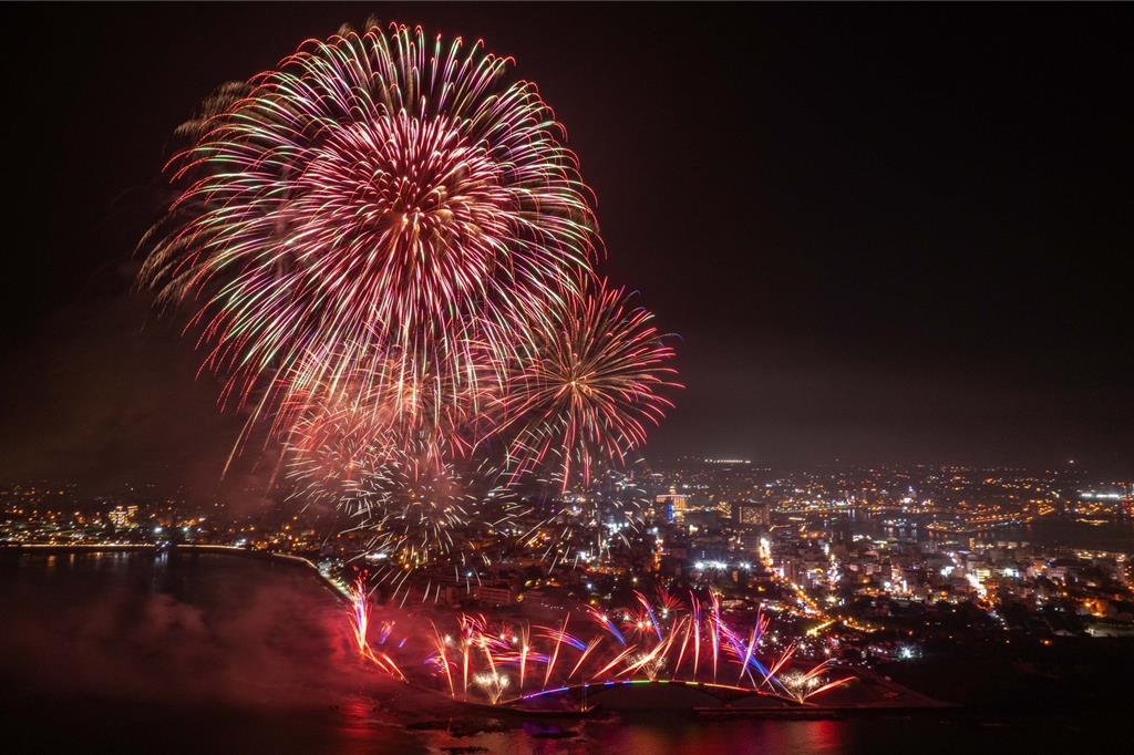 澎湖國際海上花火節近年開始退燒，甚至傳出負面評價，不再是當地旅遊萬靈丹。（澎湖縣政府提供資料畫面／許逸民澎湖傳真）